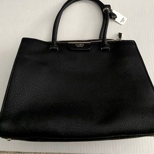 I’m selling a black guess purse Excellent condition.